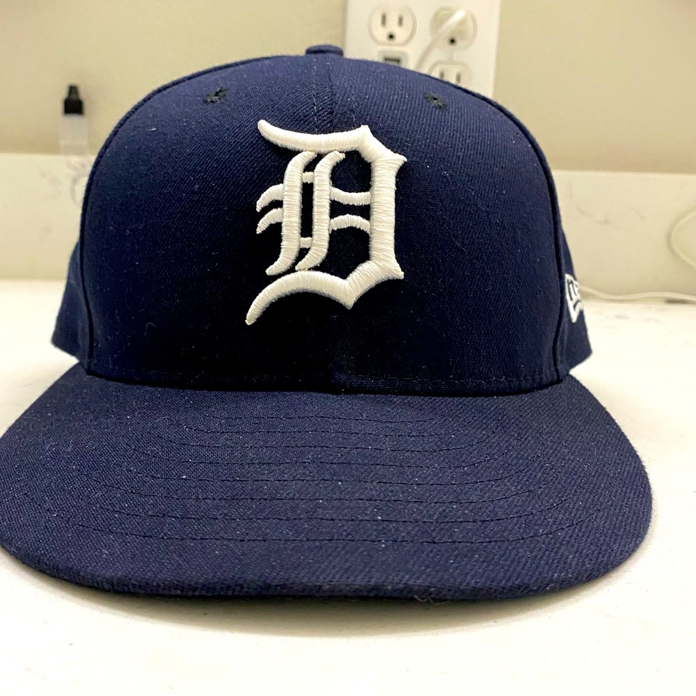 SOLD New Era size 7 1/8.